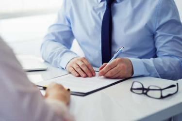 香港公司和內(nèi)地公司簽合同依據(jù)的是香港合同法還是中國合同法？