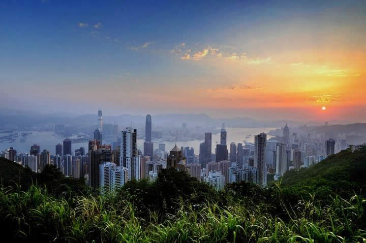 在香港回不了內(nèi)地的香港人如何辦理放棄遺產(chǎn)繼承聲明公證呢？