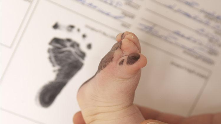 父母離婚了，辦理小孩的香港出生紙公證可以只提供母親的資料做親子關(guān)系證明書用于深圳讀書嗎？