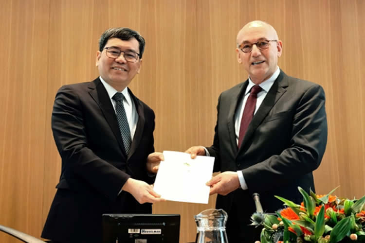 中國正式遞交《取消外國公文書認證要求的公約》加入書