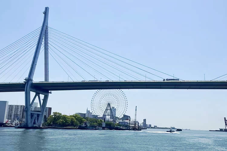 移民香港后要變更內(nèi)地房產(chǎn)信息怎么公證香港護照和中國內(nèi)地護照都是同一個人呢？