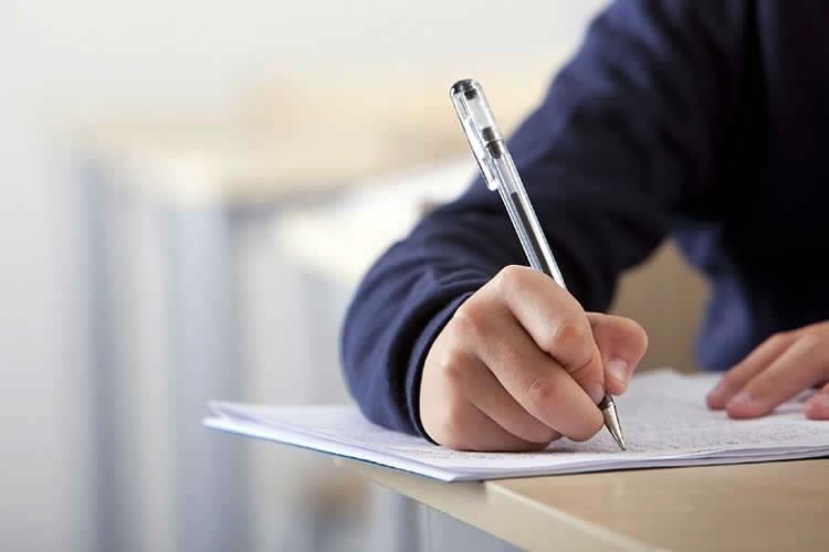 香港公司與員工發(fā)生糾紛要在內(nèi)地法院打官司，怎么辦理香港公司授權委托書公證呢？