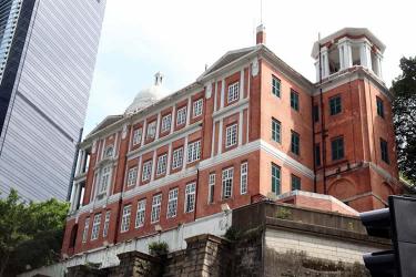 香港人要在英國結(jié)婚怎么辦理中國出生公證呢？