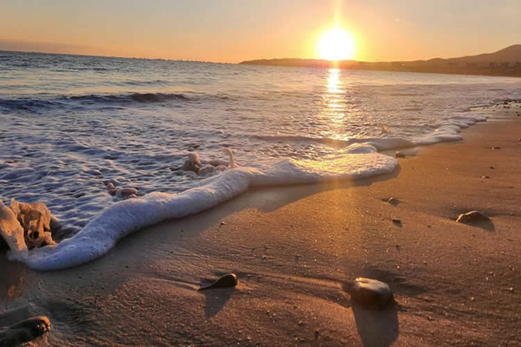 我和老公是香港人，現(xiàn)要在上海買房需要香港律師公證我們的結(jié)婚證并加蓋轉(zhuǎn)遞章，要如何辦理呢？