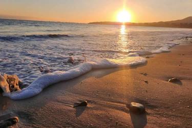 我和老公是香港人，現(xiàn)要在上海買房需要香港律師公證我們的結(jié)婚證并加蓋轉(zhuǎn)遞章，要如何辦理呢？