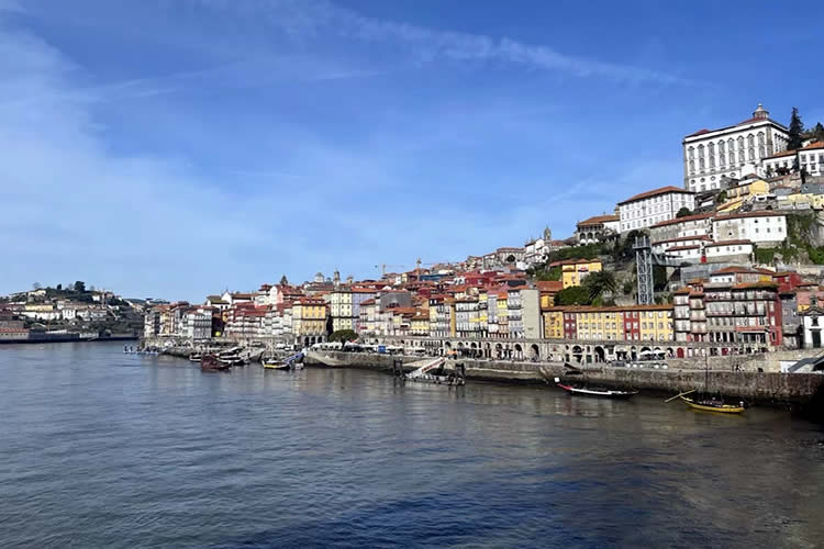 香港人和外國人結(jié)婚，現(xiàn)要出售內(nèi)地的房產(chǎn)怎么辦理香港結(jié)婚證公證？