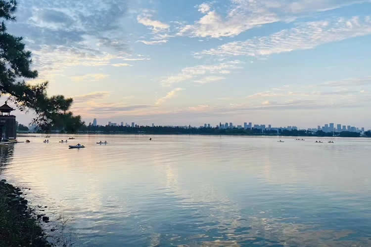 小孩香港出生后又改了名字要怎么做公證用于內(nèi)地房產(chǎn)過戶呢？