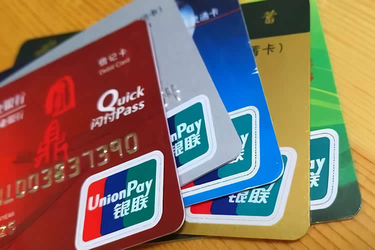 小孩是在香港出生的，現(xiàn)要在深圳銀行開戶怎么辦理母女關系公證書呢？