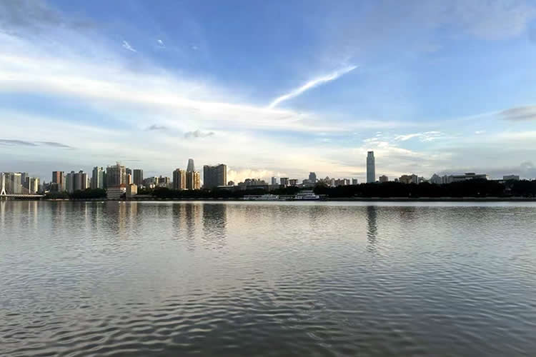 香港公司的董事是臺灣人怎么做公證用于在北京市收購股權呢？