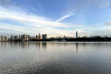 香港公司的董事是臺灣人怎么做公證用于在北京市收購股權(quán)呢？